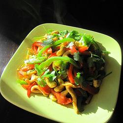鸡丝炒青红椒腰果的做法[图]