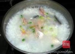鱼骨莼菜粥的做法图解6