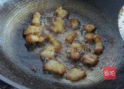 苦瓜洋葱炒五花肉的做法图解2