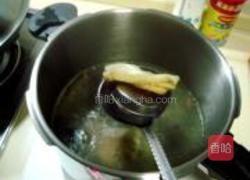 黄豆花生煲猪脚的做法图解11