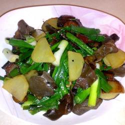 青蒜土豆炒腊肉的做法[图]