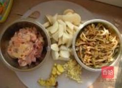萝卜干炖鸡肉的做法图解1