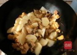 萝卜干炖鸡肉的做法图解2