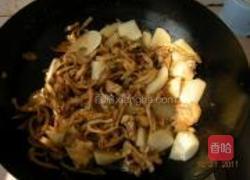 萝卜干炖鸡肉的做法图解3