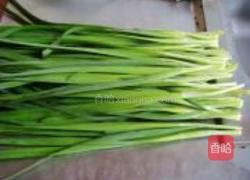 核桃仁炒韭菜的做法图解1