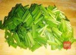 核桃仁炒韭菜的做法图解3