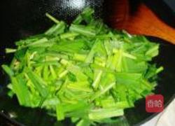 核桃仁炒韭菜的做法图解5