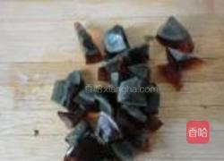 香椿皮蛋拌豆腐的做法图解2