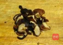 香菇炒虾的做法图解3
