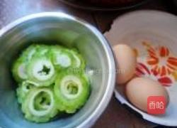 苦瓜圈煎蛋的做法图解1