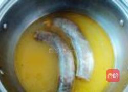 腊肠拌茼蒿的做法图解1