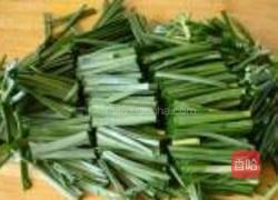 核桃仁炒韭菜的做法图解2