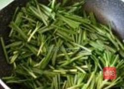 核桃仁炒韭菜的做法图解4