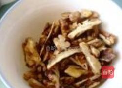 核桃仁炒韭菜的做法图解1