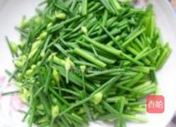 韭菜花炒章鱼的做法图解1