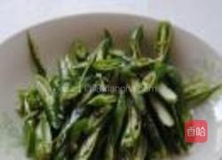 尖椒炒鸡爪的做法图解2