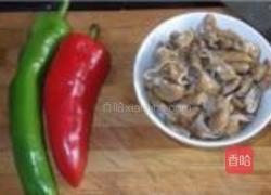 辣椒炒肥肠的做法图解1