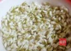 槐花鸡蛋饼的做法图解2