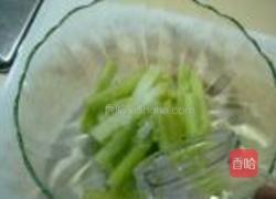 炝拌莴笋条的做法图解1