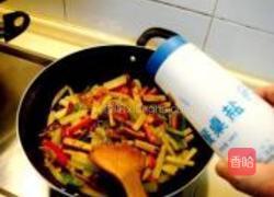 黑椒香干炒笋条的做法图解15