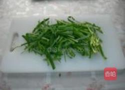 韭菜炒笔管的做法图解2