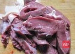 酸菜炒猪心的做法图解1