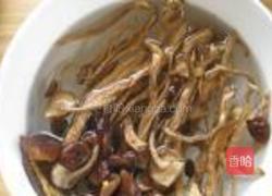 茶树菇冬笋排骨汤的做法图解3