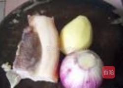 土豆洋葱炒腊肉的做法图解1