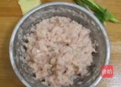 鱼丸浸豆苗的做法图解1