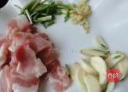 茶树菇木耳炒肉片的做法图解1