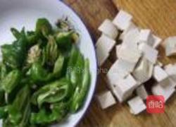 青椒炒豆腐的做法图解2