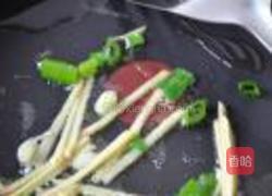 酱爆尖椒大肠的做法图解3