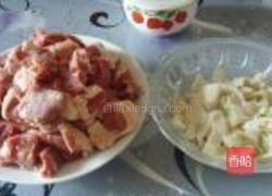 牛腩炖酸笋的做法图解1