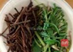 蒲公英拌蕨菜的做法图解3