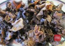 冬菇木耳焖鸡脚的做法图解1