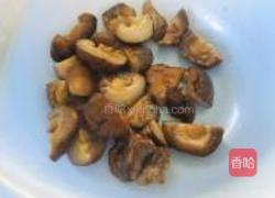 冬菇木耳焖鸡脚的做法图解2