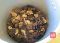 冬菇木耳焖鸡脚的做法图解5
