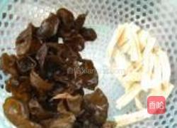 木耳腐竹拌菠菜的做法图解1