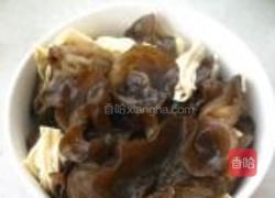 木耳腐竹拌菠菜的做法图解3