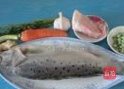 红烧鲈鱼的做法图解1