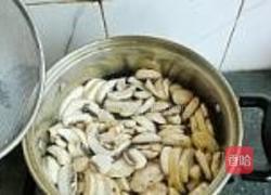 洋葱蘑菇炒香肠的做法图解4