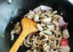 洋葱蘑菇炒香肠的做法图解7