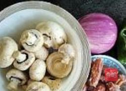 洋葱蘑菇炒香肠的做法图解1