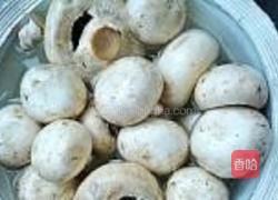 洋葱蘑菇炒香肠的做法图解2