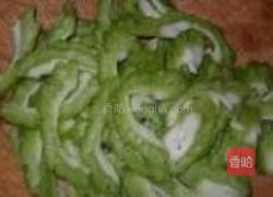 苦瓜炒蛋的做法图解1