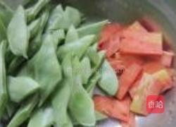 扁豆炒香肠的做法图解1