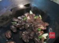 扁豆炒香肠的做法图解4