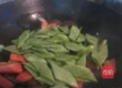 扁豆炒香肠的做法图解6