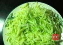 西葫芦炒豆瓣小虾的做法图解1