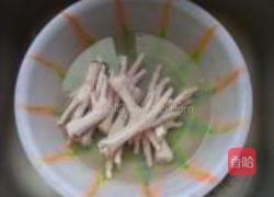 球葱炒鸡爪的做法图解1